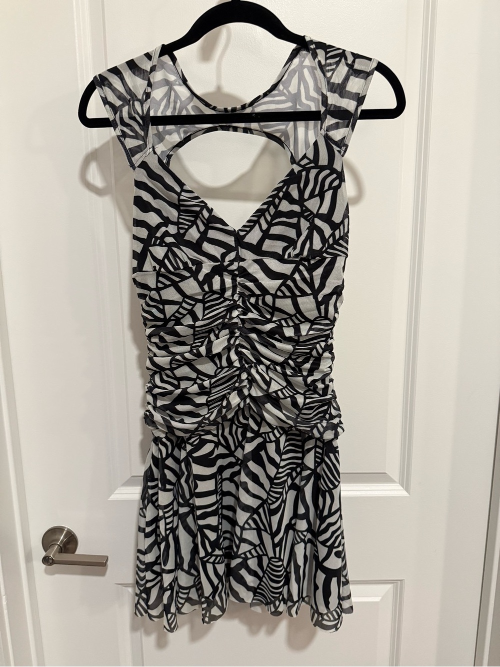 NWT! Self Contrast Black White Abstract Print Ruched Open Back Mini Dress Size M